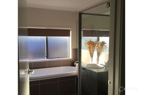 Property photo of 3 Wren Parade Fraser Rise VIC 3336