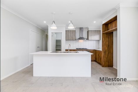 Property photo of 17 King Parrot Boulevard Drouin VIC 3818
