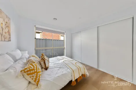 Property photo of 15 Willandra Loop Caroline Springs VIC 3023