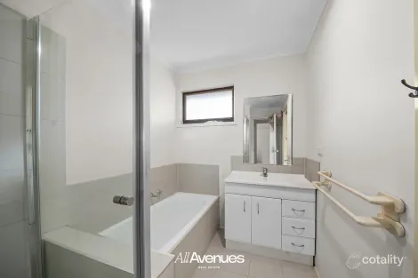 Property photo of 2 Ayres Close Cranbourne North VIC 3977