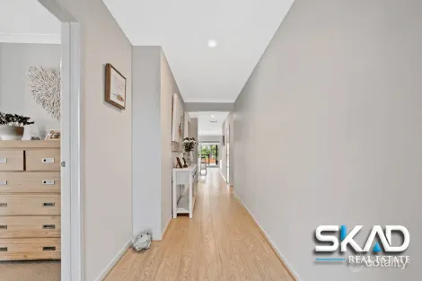 Property photo of 12 Oleander Parade Mickleham VIC 3064