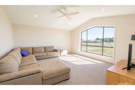 Property photo of 15 Claremont Place Table Top NSW 2640