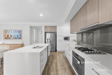 Property photo of 21 Strettle Crescent Cranbourne North VIC 3977