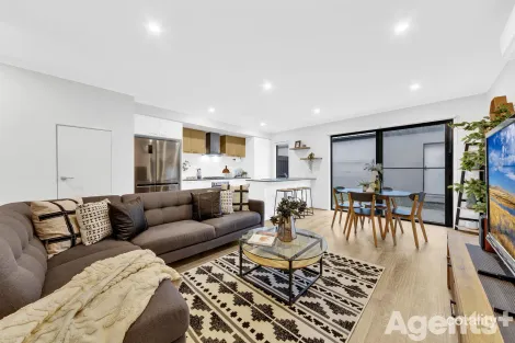 Property photo of 12 Supplejack Walk Cranbourne North VIC 3977