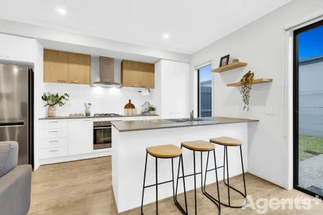 Property photo of 12 Supplejack Walk Cranbourne North VIC 3977