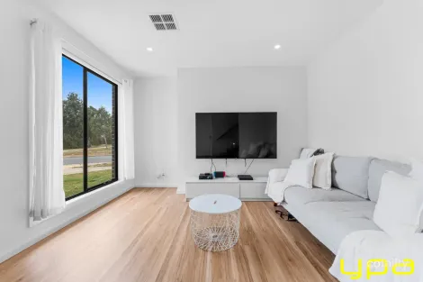 Property photo of 22 Horsetail Way Drouin VIC 3818