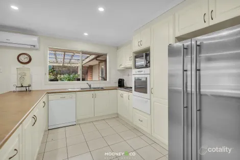 Property photo of 2 Stonehaven Avenue Cranbourne VIC 3977