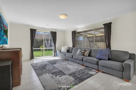 Property photo of 2 Stonehaven Avenue Cranbourne VIC 3977