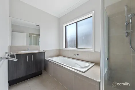 Property photo of 70 Bromley Circuit Thornhill Park VIC 3335