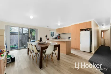 Property photo of 2/27 Silver Gum Drive Pakenham VIC 3810
