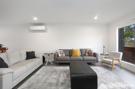 40 Oscar Cct, Roxburgh Park, VIC 3064