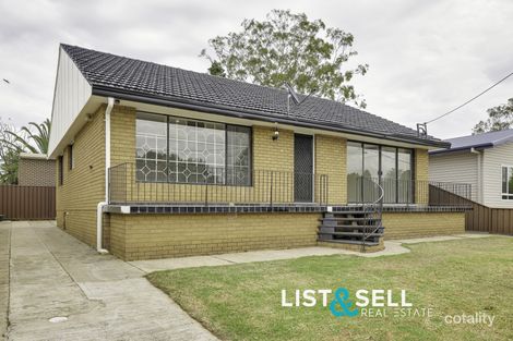 11 Alexander Cres, Macquarie Fields, NSW 2564