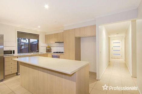 Property photo of 8 Yalding Place Deer Park VIC 3023