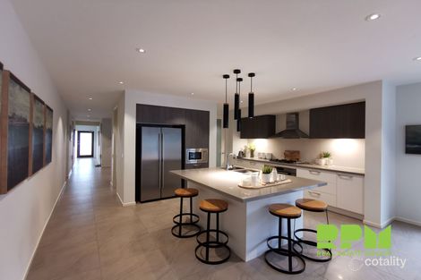 Property photo of 14 Whitfield Crescent Craigieburn VIC 3064