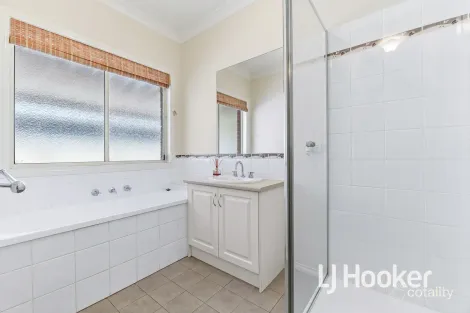 Property photo of 26 Rosslare Place Cranbourne VIC 3977