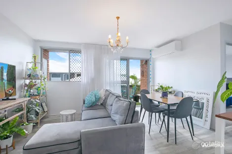 Property photo of 1/56 Pembroke Road Coorparoo QLD 4151