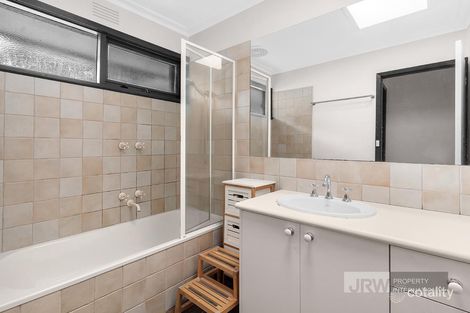 Property photo of 2 Kent Court Glen Waverley VIC 3150