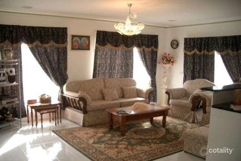 Property photo of 17 Redcliffs Crescent Roxburgh Park VIC 3064