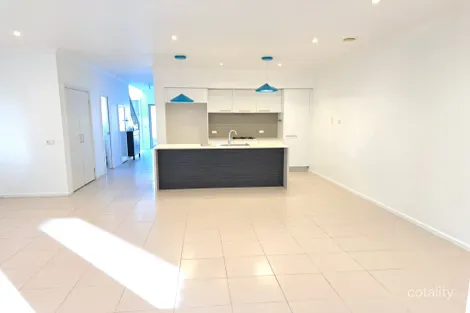 Property photo of 33 Barrier Reef Circuit Endeavour Hills VIC 3802