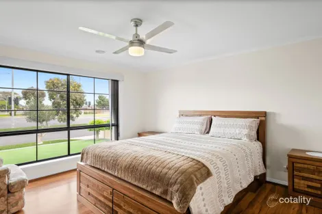 Property photo of 48 Hume Drive Sydenham VIC 3037