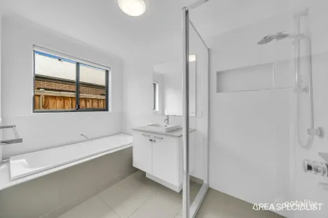 Property photo of 8 Whitecross Drive Thornhill Park VIC 3335