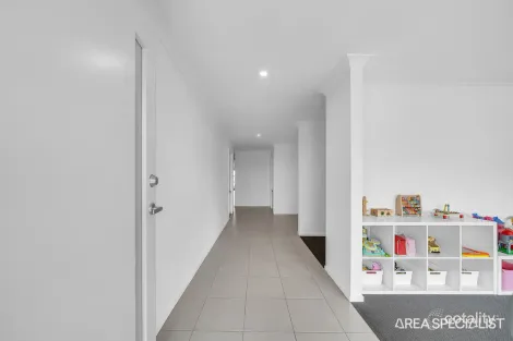 Property photo of 8 Whitecross Drive Thornhill Park VIC 3335
