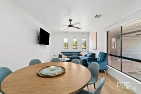 Property photo of 21 Telopea Crescent Lake Albert NSW 2650