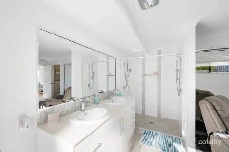 Property photo of 31 Boonderee Place New Auckland QLD 4680