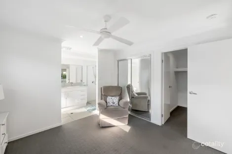 Property photo of 31 Boonderee Place New Auckland QLD 4680