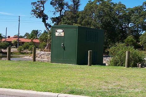 2 Lakeside Dr, Thornlie, WA 6108