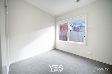 Property photo of 8 Healesville Loop Craigieburn VIC 3064