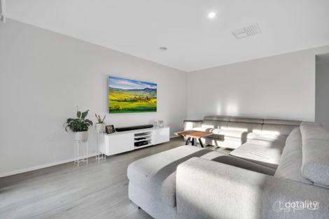 Property photo of 11 Magellan Crescent Werribee VIC 3030