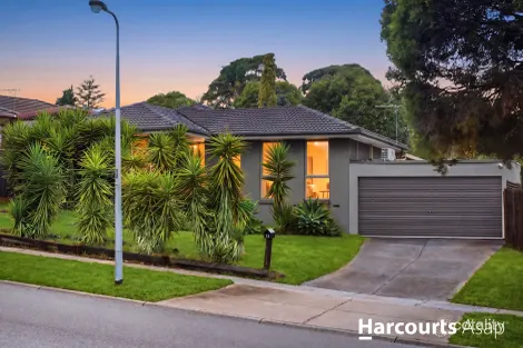 13 Joseph Banks Cres, Endeavour Hills, VIC 3802