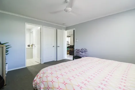 Property photo of 8 Jenolan Court New Auckland QLD 4680