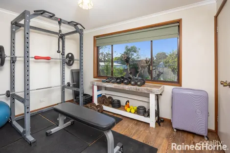 Property photo of 23 Merinda Crescent Kooringal NSW 2650