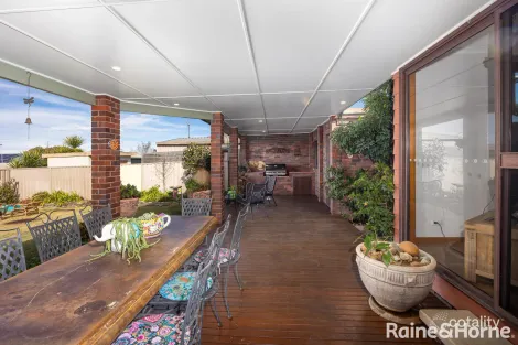 Property photo of 23 Merinda Crescent Kooringal NSW 2650