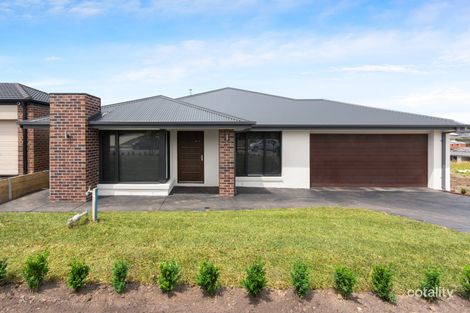 Property photo of 37 Meadowlea Crescent Pakenham VIC 3810