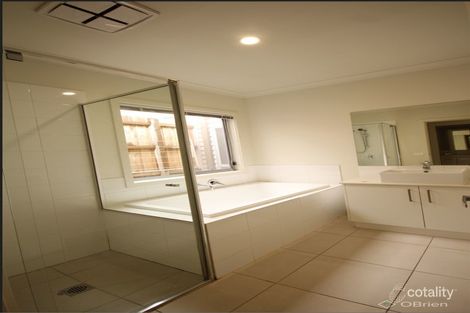 Property photo of 20 Denistoun Crescent Cranbourne VIC 3977