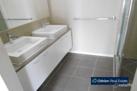 Property photo of 8 Camdolle Close Pakenham VIC 3810
