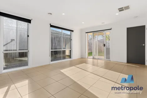 Property photo of 43 Szer Way Carrum Downs VIC 3201