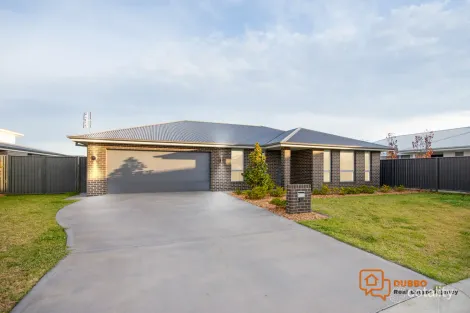 Property photo of 14 Briny Court Dubbo NSW 2830