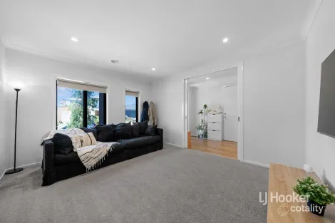 Property photo of 8 Gosfield Drive Werribee VIC 3030
