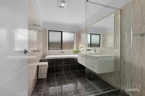 Property photo of 32 Greenview Avenue South Ripley QLD 4306