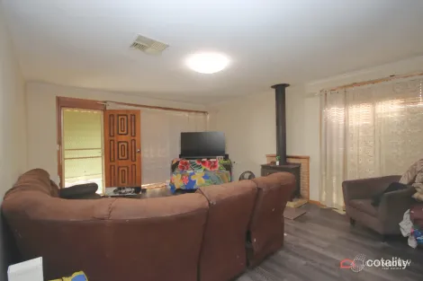 Property photo of 20 Chifley Crescent Kooringal NSW 2650