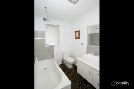 Property photo of 18 Tichborne Crescent Kooringal NSW 2650