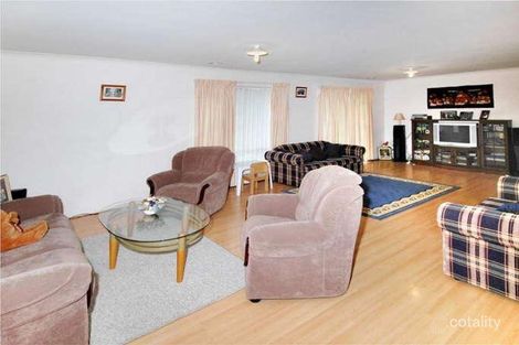 Property photo of 10 Heytesbury Crescent Craigieburn VIC 3064