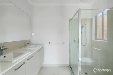 Property photo of 14 Strathfield Court Cranbourne East VIC 3977