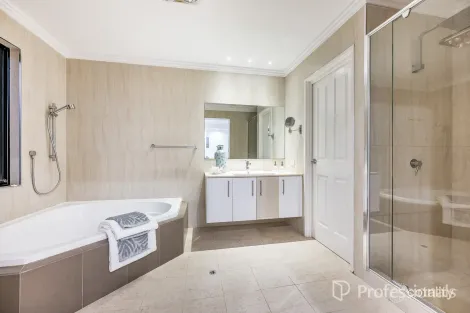 Property photo of 8 Bayview Terrace Yangebup WA 6164