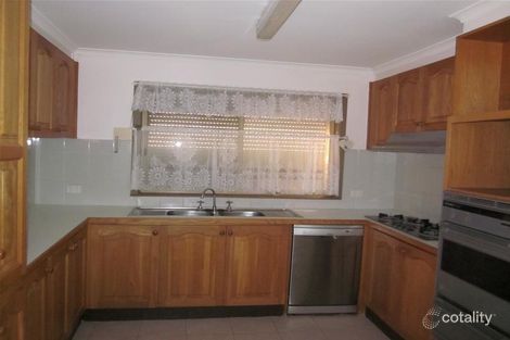 Property photo of 3 Huxley Crescent Endeavour Hills VIC 3802