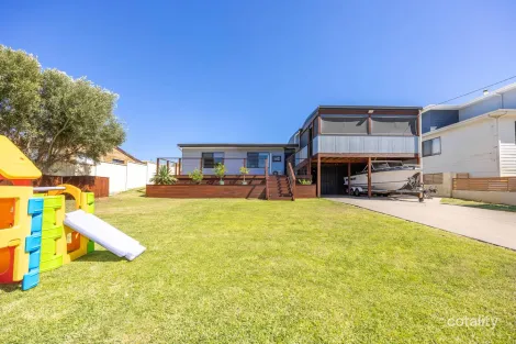 8 Hawaii Rd, Jurien Bay, WA 6516